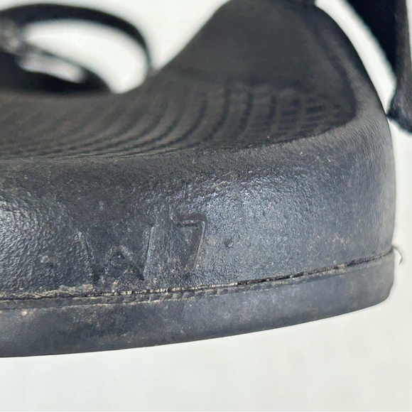 Chaco Black and White Strappy Sandals Womens Size 7 Beach Travel Resort Casual - Picture 8 of 9